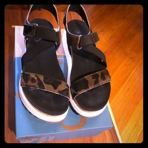 Like New OTBT Camo Wedge Sandals